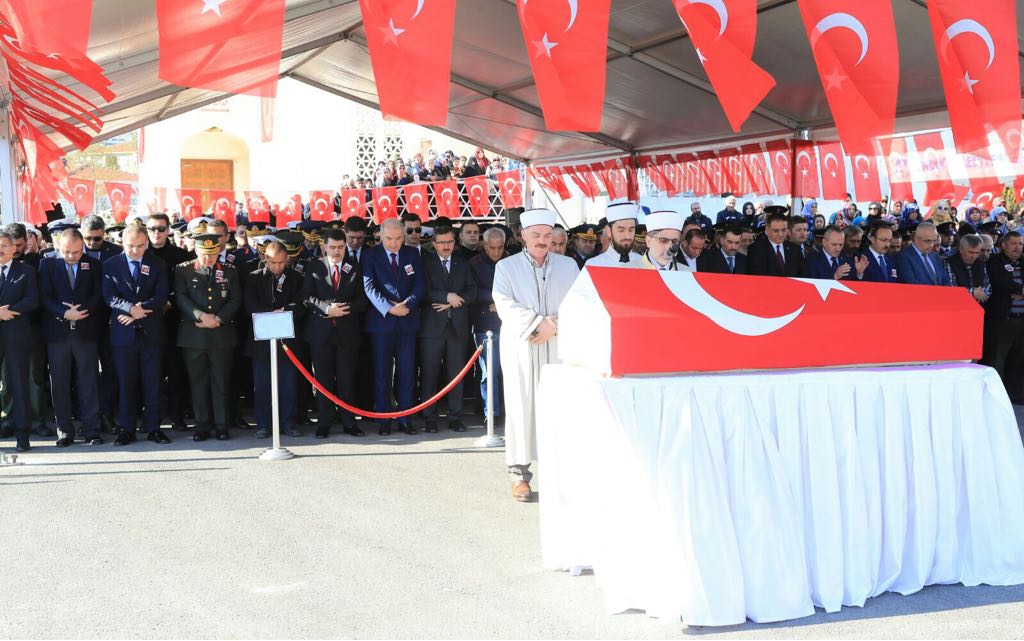 Vali Vasip Şahin, Karabük'ün Yenice ilçesinde cezaevi nakil aracının devrilmesi sonucu şehit olan Jandarma Uzman Çavuş Oğuz İnan'ın cenaze törenine katıldı.