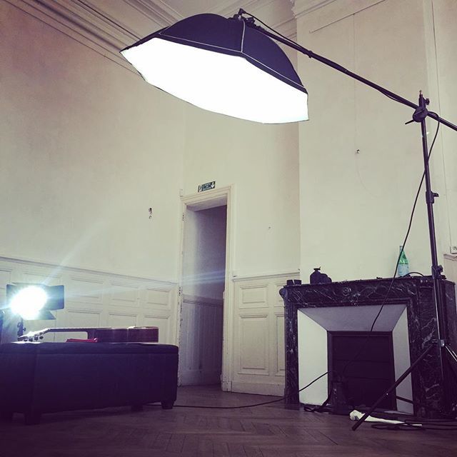 melwaxx's tweet photo. C’est l’heure de faire quelques photos pour un trio  guitare/violoncelle/voix ! #photography #studio #shooting https://t.co/yTkwgtn7ql https://t.co/9w4E3OXbdW