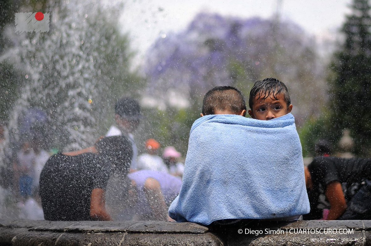 Revista Cuartoscuro (@cuartoscuromex) on Twitter photo #LaDiaria #MéxicoEnImágenes | Se acabo el puente vacacional. Decenas de niños aprovechan el calor del sábado de gloria para mojarse y refrescarse en las fuentes ubicadas en la Alameda Central, en la Ciudad de México.
Foto: Diego Simón | <a href="/A_Cuartoscuro/">Agencia Cuartoscuro</a> bit.ly/2ioR2zN #LaDiaria #MéxicoEnImágenes | Se acabo el puente vacacional. Decenas de niños aprovechan el calor del sábado de gloria para mojarse y refrescarse en las fuentes ubicadas en la Alameda Central, en la Ciudad de México.
Foto: Diego Simón | <a href="/A_Cuartoscuro/">Agencia Cuartoscuro</a> bit.ly/2ioR2zN