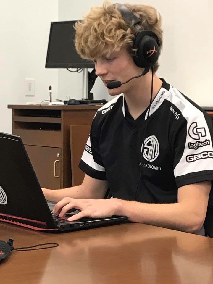 esportswlu's tweet photo. Washington and Lee's League of Legends team in action! 😎🙌🔥#leagueoflegends #csl #collegiatestarleague #wluesports #tb https://t.co/uNudForaRZ