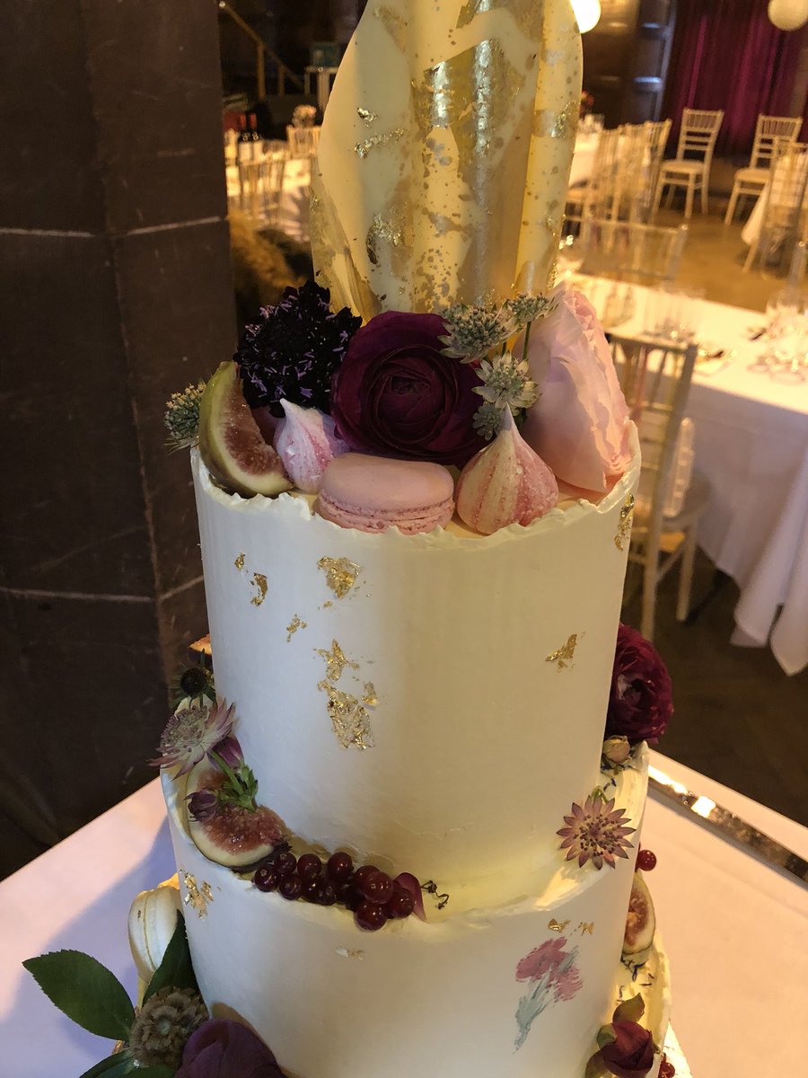 clairesmacarons's tweet photo. Gin based wedding cake anyone?!
Loved doing this hand painted cake this weekend ❤️ https://t.co/o1nkyUXwfs