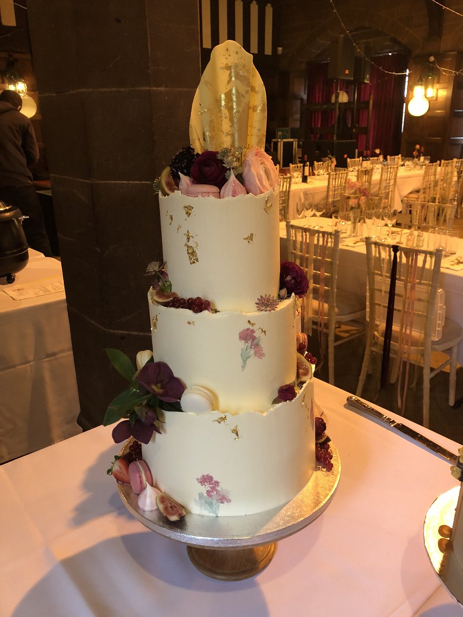clairesmacarons's tweet photo. Gin based wedding cake anyone?!
Loved doing this hand painted cake this weekend ❤️ https://t.co/o1nkyUXwfs