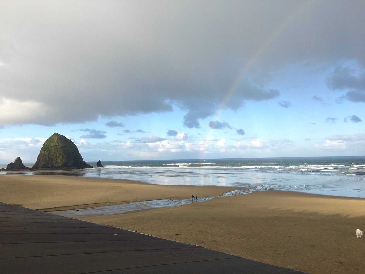 Beautiful morning on #CannonBeach! 😎🌈👀 <a href="/surfsandresort/">Surfsand Resort</a> = 💯