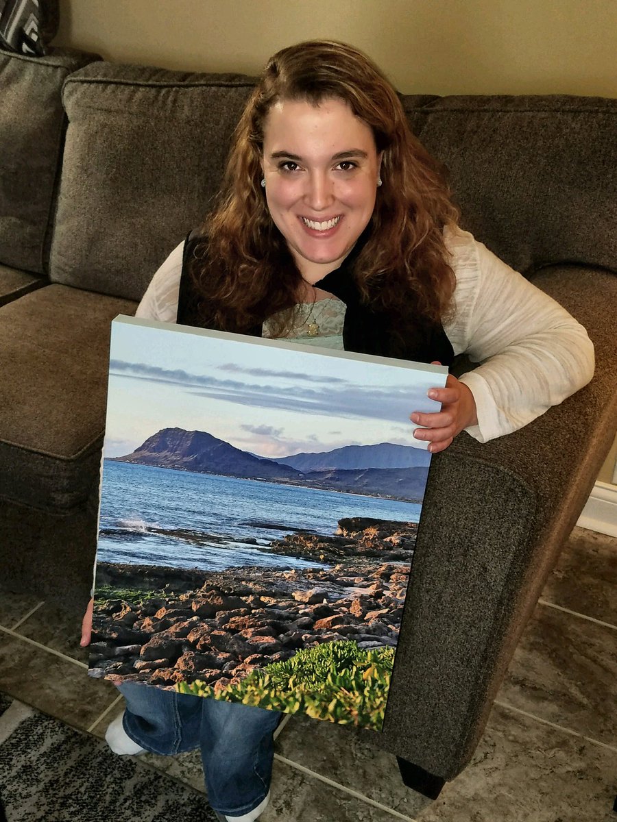 NiaKarmann's tweet photo. Happy Monday everyone!! We are only 5 days away from my first art show of the season!! Here is a #sneakpeek of one of my canvases I will have on display. Shot in #Hawaii at @paradisecoveluau. I am super proud of this piece! This is one of many!  Hope to see you this weekend!! https://t.co/TyRoxZxO6P