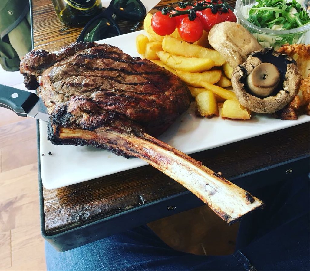 ChefStefanUK's tweet photo. What a great lunch with a #32ounce #Tomahawk #Steak at @Racehorse_Pub! Great to see the new refurb and can’t  sit to go back! @WarwickRaces @Warwick_Courier https://t.co/uHkOF0Cz1Y