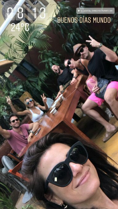 AnaLuciaAlvareD's tweet photo. Aquí estamos con toda la familia 😍 los amigos mis hermanos los adoro 😘 https://t.co/aFGO9HCOpd