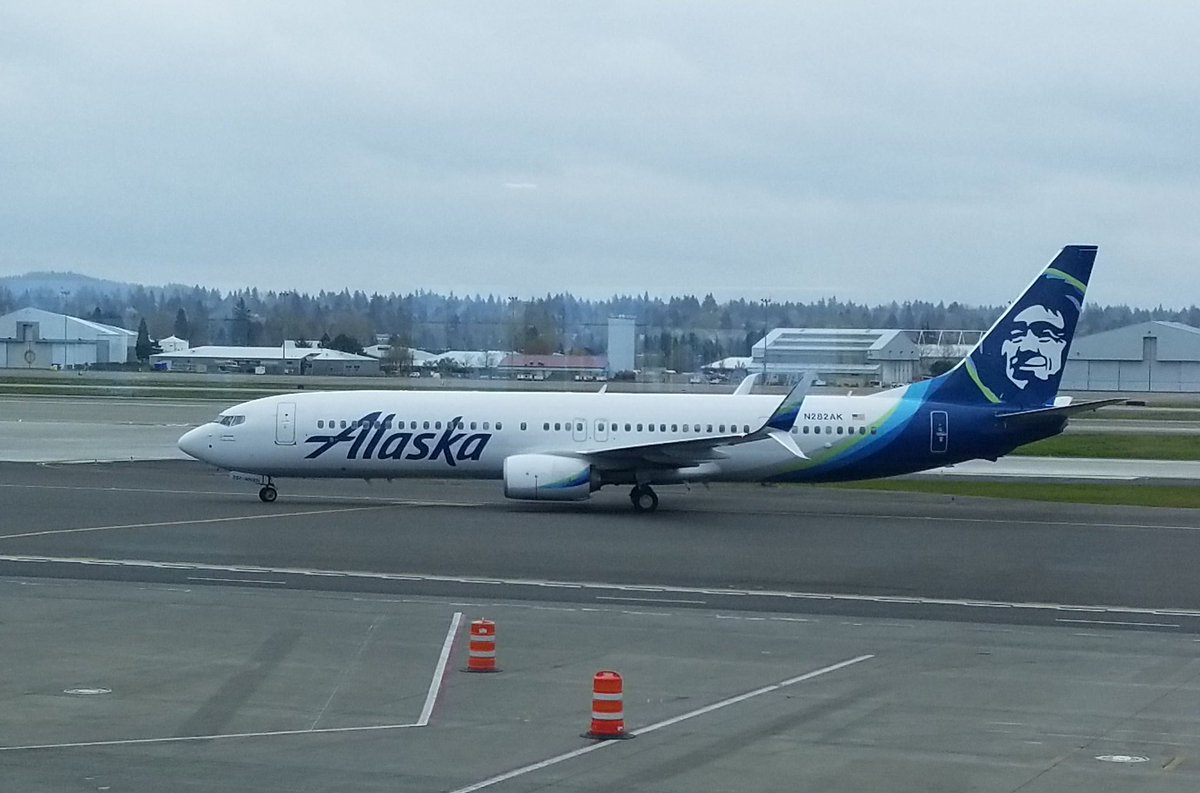 ValueTravelerOz's tweet photo. What else is better than #Planespotting at the best #Airport @flypdx &amp; with great #food #CapersCafe #pdx. #travel #PriorityPass #pdx https://t.co/zWyhbsi5Pk