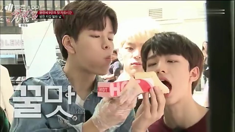 [stray kids ep.2] seungmin feeding hyunjin ;AAAA;;