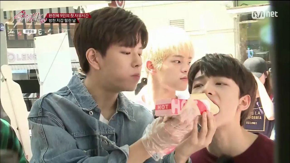 [stray kids ep.2] seungmin feeding hyunjin ;AAAA;;