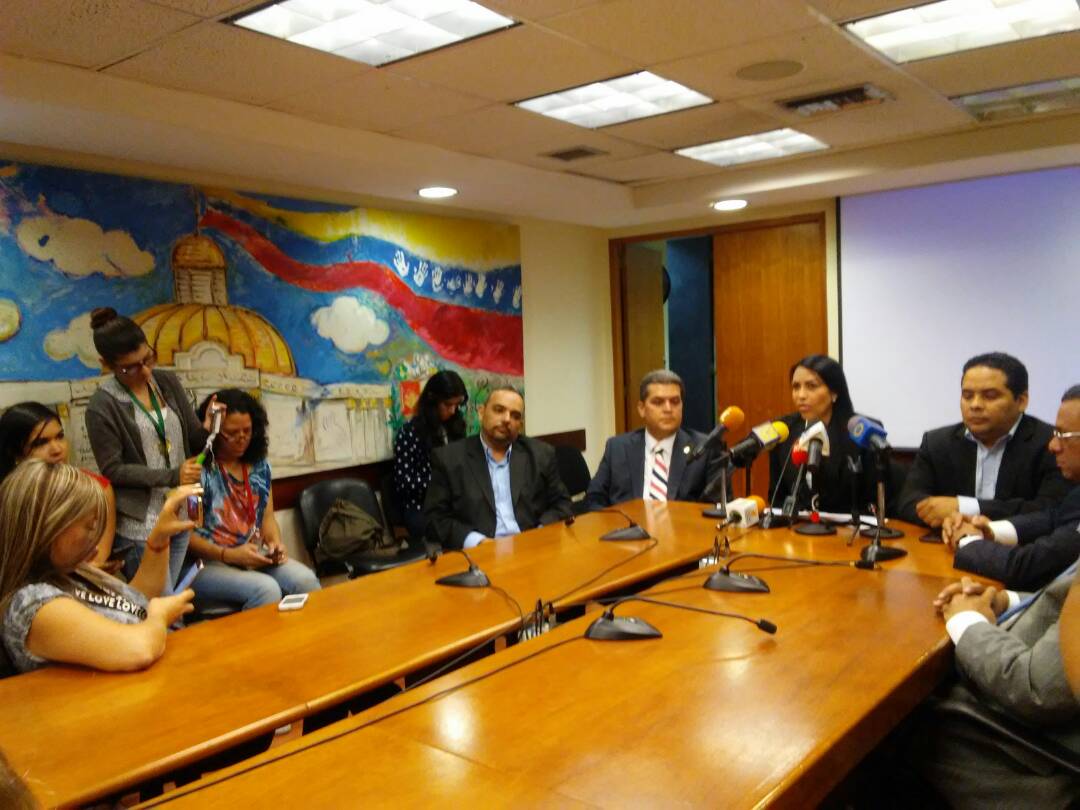 unidadvenezuela's tweet image. .@delsasolorzano: "Hemos logrado protección para Dips., medida de protección también para @AsambleaVE, que Gob. devuelva recursos económicos al Parlamento, aunque sabemos que no va a ocurrir..." #2Ab