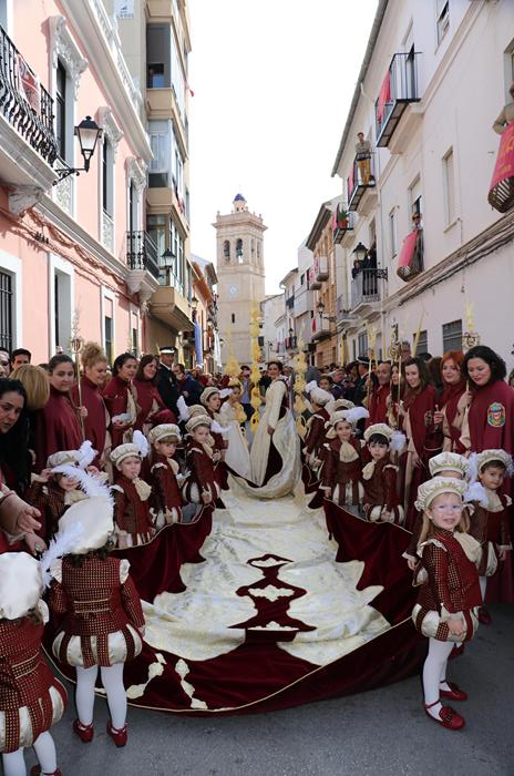 Aj_Torrent's tweet photo. Ahir va tindre lloc un dels actes més esperats de la #SetmanaSanta2018: l'Encontre Gloriós 🎇; un esdeveniment que va reunir a milers de persones a la plaça Major.
Reviu els millors moments i coneix tots els detalls en la següent notícia 👉 https://t.co/khqBcYquY9
#SSantaTorrent https://t.co/6SWUAxeVed