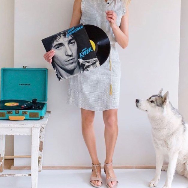 luvnylapp's tweet photo. Indique um disco que até seu cachorro ama ❤️ #luvnyl #discodevinil #vitrola #recordscollection https://t.co/2wNnFtyQGz https://t.co/deHT5AdHr9