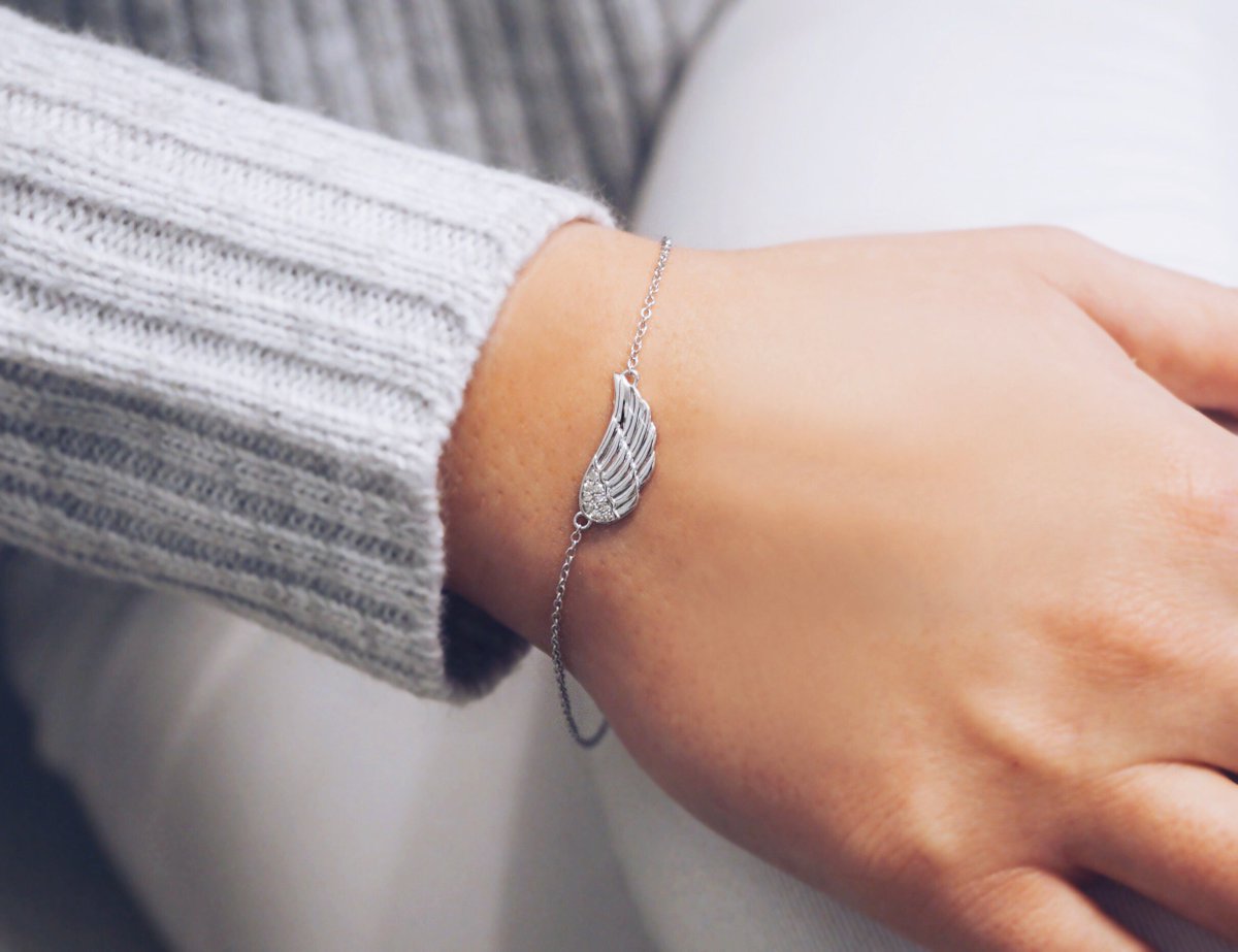 Always a crowd pleaser ✨💎The Diamond Angel Wing Bracelet #ashleybridgetco #diamonds #diamondring #finejewelry #newcollection #spring2018