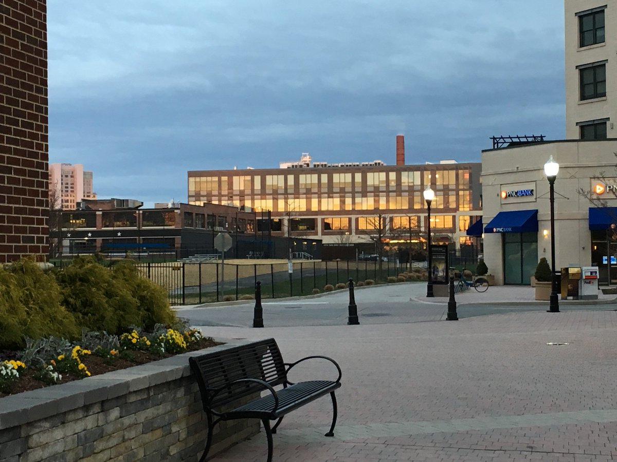 The way the afternoon sun hits the Banner Building makes us swoon. #dusk #Baltimore #SouthBaltimore #locustpoint