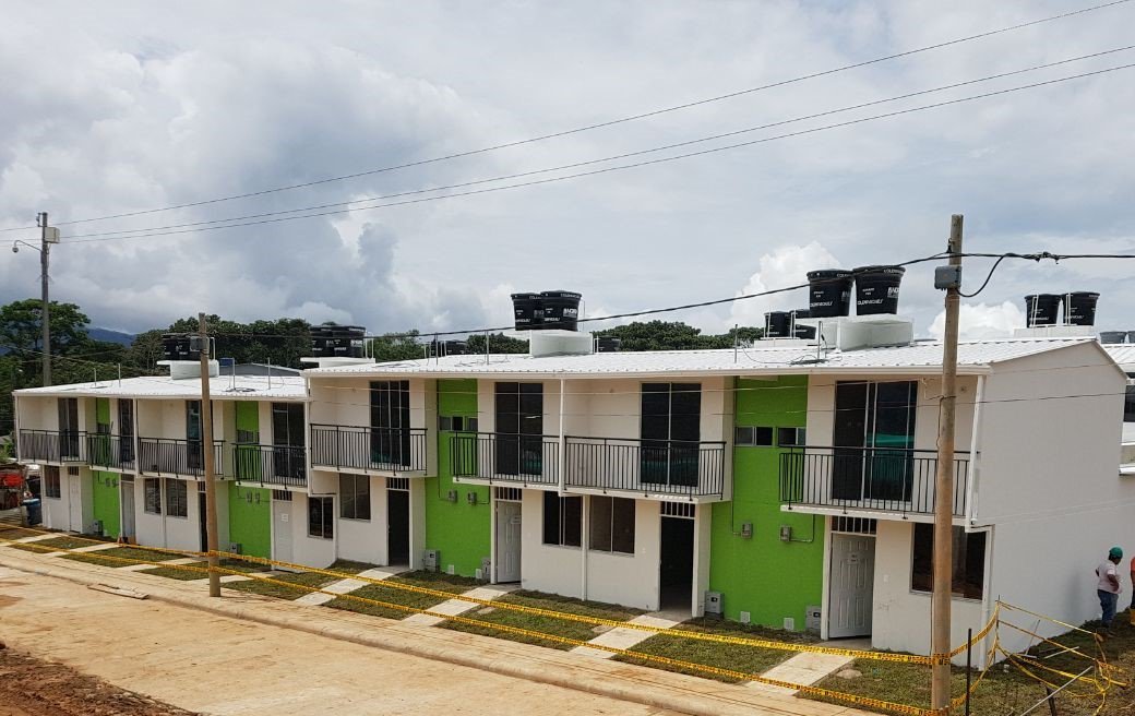 JuanManSantos's tweet image. Los avances luego de un año son mayores a los de reconstrucciones como la del terremoto de Armenia. El clima nos ha dificultado trabajos, pero ya hay obras para entrega. Todo se está haciendo para que Mocoa quede mejor que antes. #AsíAvanzaMocoa