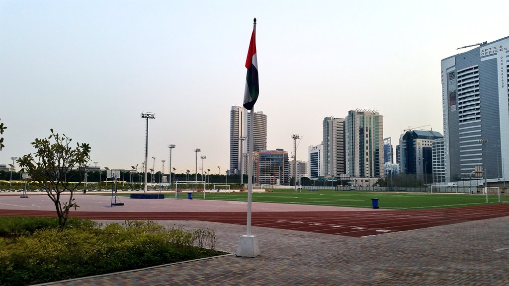 HenryHamilton's tweet photo. Finally a decent run in Dubai thanks to @DubaiStriders for the track session (16x400m) this evening at @Gems_daa #trackmonday #marathontraining https://t.co/CajYJ2UavU