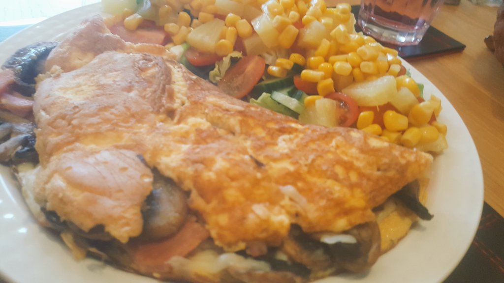 FatLassGetsThin's tweet photo. Bacon, mushroom and cheese omelette. 
Top tip for the day. When I fry my mushrooms I add garlic powder at the end and it's delicious.
#garlic #omelette #flex #WWFlexEffect https://t.co/ce13d9vImS