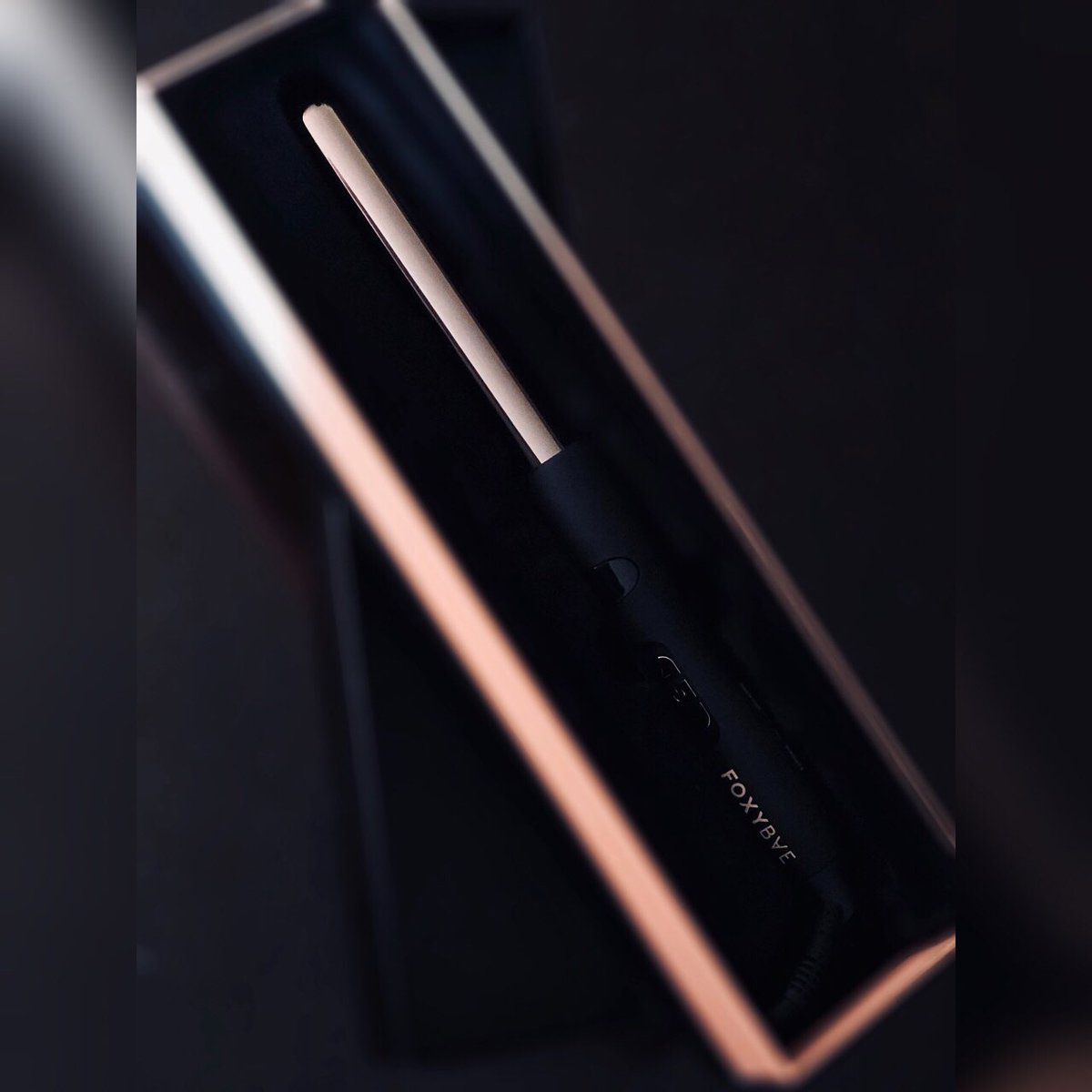 bmt16r's tweet image. So excited, just received my new Tres Sleek flat iron and Wanderlux 25mm curling wand in the mail!! Can’t wait to try them out!! @foxybaehair #foxybae #rosegold