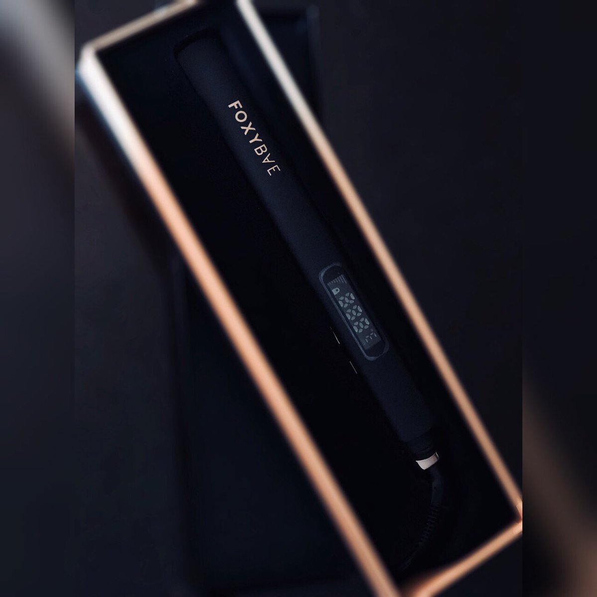 bmt16r's tweet image. So excited, just received my new Tres Sleek flat iron and Wanderlux 25mm curling wand in the mail!! Can’t wait to try them out!! @foxybaehair #foxybae #rosegold