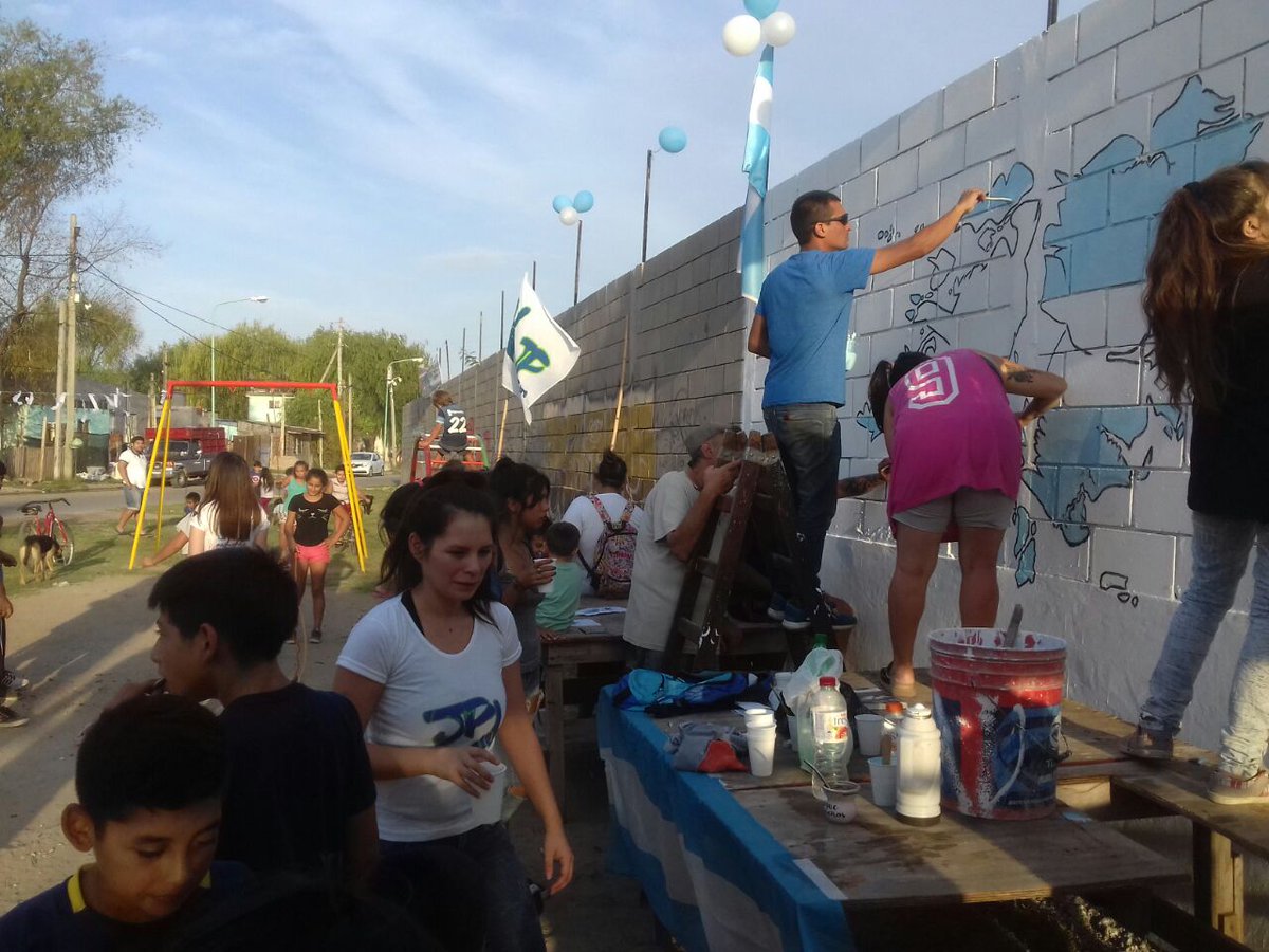 GiselaLZamora's tweet photo. Acompañamos a los chicos de la @JuvePeronista que realizaron un mural en conmemoración de nuestros héroes de Malvinas junto a los vecinos del barrio Juan Pablo II de Rincón de Milberg. ¡Felicitaciones por el gran trabajo! #MalvinasArgentinas 🇦🇷 https://t.co/mls3Vbphiy