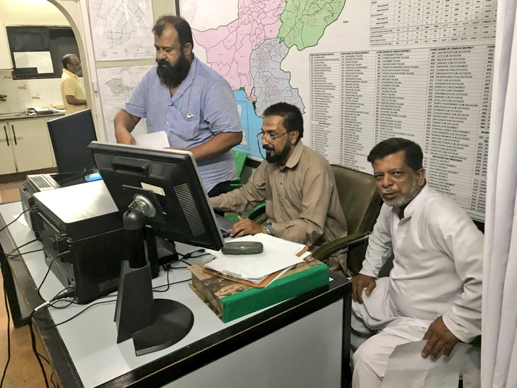 AapKiRaay's tweet photo. شرم کرو نام نہاد منتخب نمائندوں کچھ شرم و حیا کرو 
کراچی کی حلقہ بندی پہ اعتراضات داخل کرنے کی تیاری زور و شور سے جاری ہے  قوموں کو حقوق دلانے کے لیے اپنی راتوں کی قربانی دینی پڑھتی ہے
پاک سر زمین پارٹی الیکشن سیل اور وائس چیئرمین وسیم آفتاب موجود ہے @KamalPSP @PSPPakistan https://t.co/X5xDTPq2KD