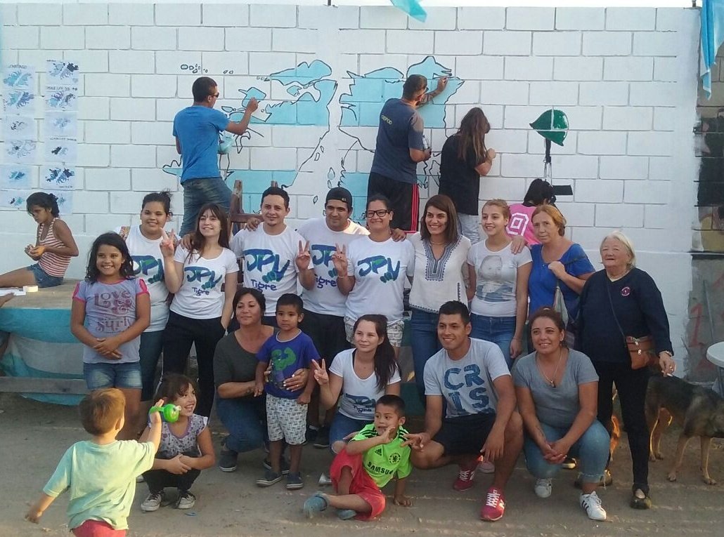 GiselaLZamora's tweet photo. Acompañamos a los chicos de la @JuvePeronista que realizaron un mural en conmemoración de nuestros héroes de Malvinas junto a los vecinos del barrio Juan Pablo II de Rincón de Milberg. ¡Felicitaciones por el gran trabajo! #MalvinasArgentinas 🇦🇷 https://t.co/mls3Vbphiy