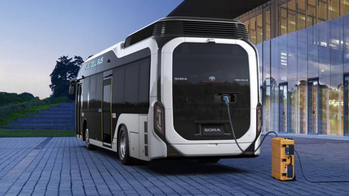 SPINAhydrogen's tweet photo. Toyota Sora, el primer autobús de pila de combustible ya se vende en Japón. Para el año 2020, se espera que haya más de 100 autobuses con esta tecnología en circulación en el área metropolitana de Tokio. #SPINAhydrogen https://t.co/1zBjoUdI2r