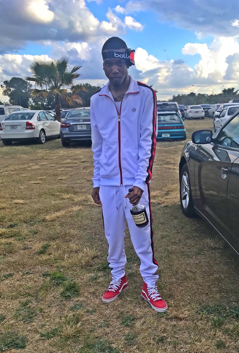 flyguyy_shad's tweet photo. She Wanna Spend All Her Time ⏰ With A Yungin 👶🏽
#CarShow🏁 #Easter2k18🐣 Yesterday https://t.co/wFiBBmn36V