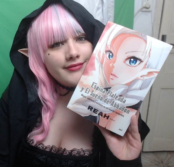 LakshartNia's tweet photo. Esta noche empiezo a leer al fin el precioso libro que me ha regalado @LadyReahOfi 💋¿Cuántos habéis leído el libro ya? Me encanta muchísimo la temática y seguro que me va a flipar 😍💗🐣💗😍#EspinaPlateada #Elfos #Cosplay https://t.co/6h7Uz15BPm