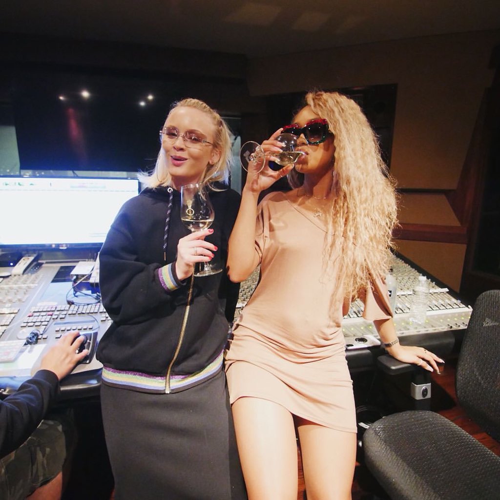 Zara a stúdióban barátnőjével, Jillyvel.