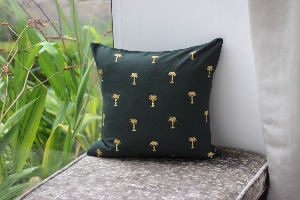 aprilandthebear's tweet image. What a saucy cushion.

Yes it has golden palm trees embroidered all over which is fabulous in itself but there&apos;s more to it. The dark green hue gives it an undeniable sophistication and individuality.

#palmtreedecor #darkgreencushion #coolcushions #metallichomewares #cushions