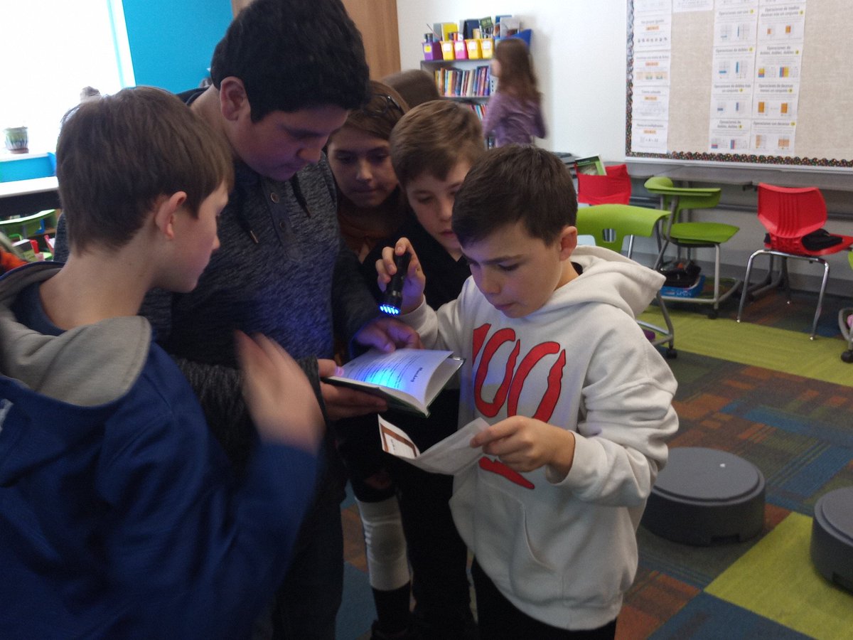 SraKlefsaas's tweet photo. 6th grade SI students are enthusiastically problem solving together. The excitement for learning is palpable! #breakoutedu #minecraft @HZNSpuds @MoorheadSchools https://t.co/w3XStMgxCL