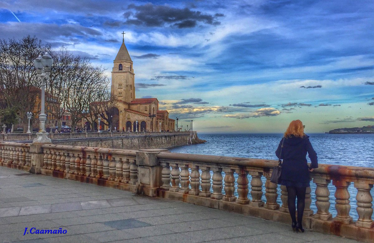 J_Caamano's tweet photo. “Atardecer en #AZUL “ 
Feliz Semana Amigas @ASTURMIRENCHU @Auxicharra @tsanchezlucas1 @Libelula955 @RSuevos @noederecetas @chusnogueira 
#Gijon #Asturias #Fotografía #travel # https://t.co/K1UvDT2Gly