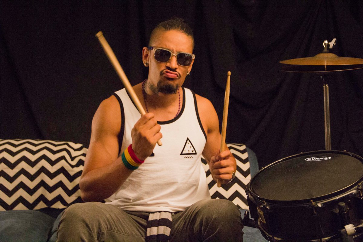 Cartaoficial's tweet photo. #AdivinaQuiénLlegó Con @Richdrums22 en la batería #CartaRoja https://t.co/S0tw6LM7wZ