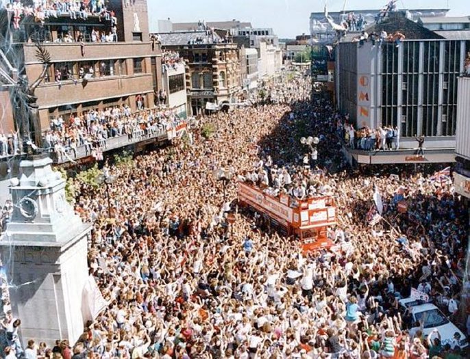 FootballRemind's tweet photo. A REMINDER:

The England team return from Italia ‘90 to be greeted by 300,000 fans in Luton 🏴󠁧󠁢󠁥󠁮󠁧󠁿 https://t.co/2DEivPBw62