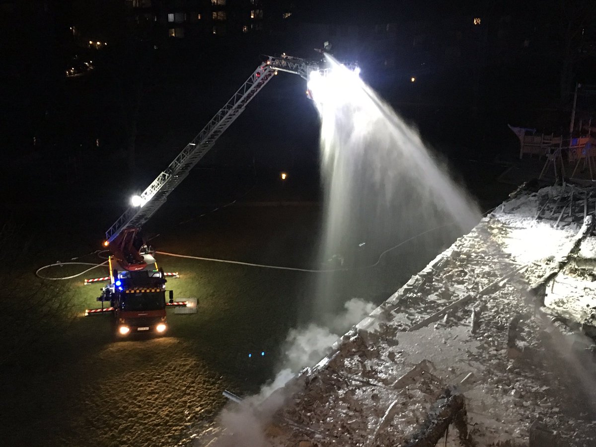 BeredskabOest's tweet photo. #Tagbrand - vi er igang med efterslukning efter en voldsom og hurtigt udviklende brand i lejlighed, spredte sig til nabolejlighed og tag.... https://t.co/xn1NnqlUMR