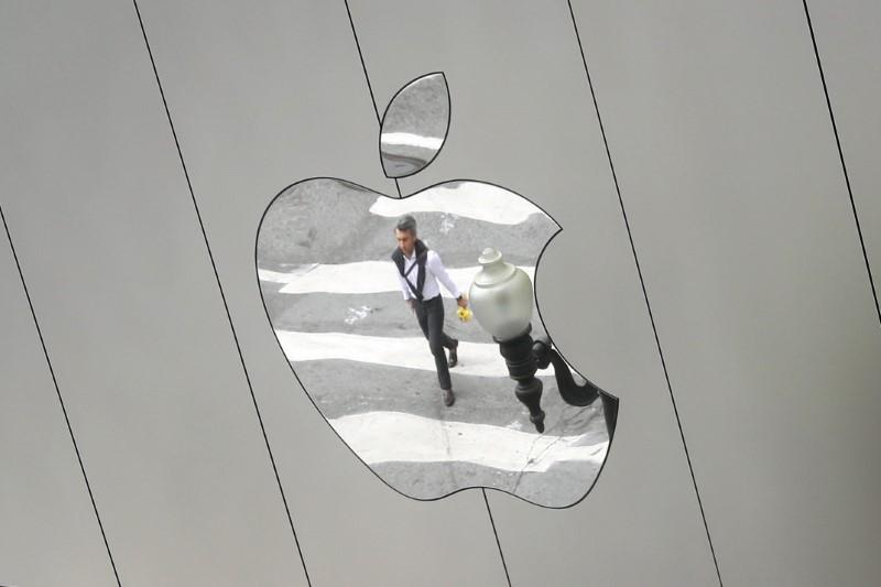 Reuters's tweet photo. Apple plans to replace Intel chips in Macs with its own: Bloomberg https://t.co/CoasVX2C1t https://t.co/SX6xZcCWnY
