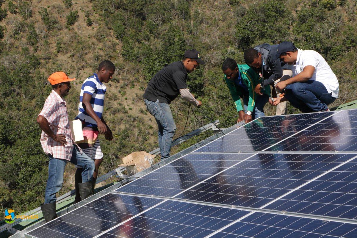 NaturePowerDR1's tweet photo. #ElPoderDelSol Un proyecto de Nature Power Foundation.
El aprovechamiento de los rayos del sol para producir energía limpia, así garantizar acceso a luz 24 horas y sin costo a las comunidades rurales y proteger el medio ambiente.
#NaturePowerDR #energiarenovable #NPF https://t.co/aK9LMCkxuj