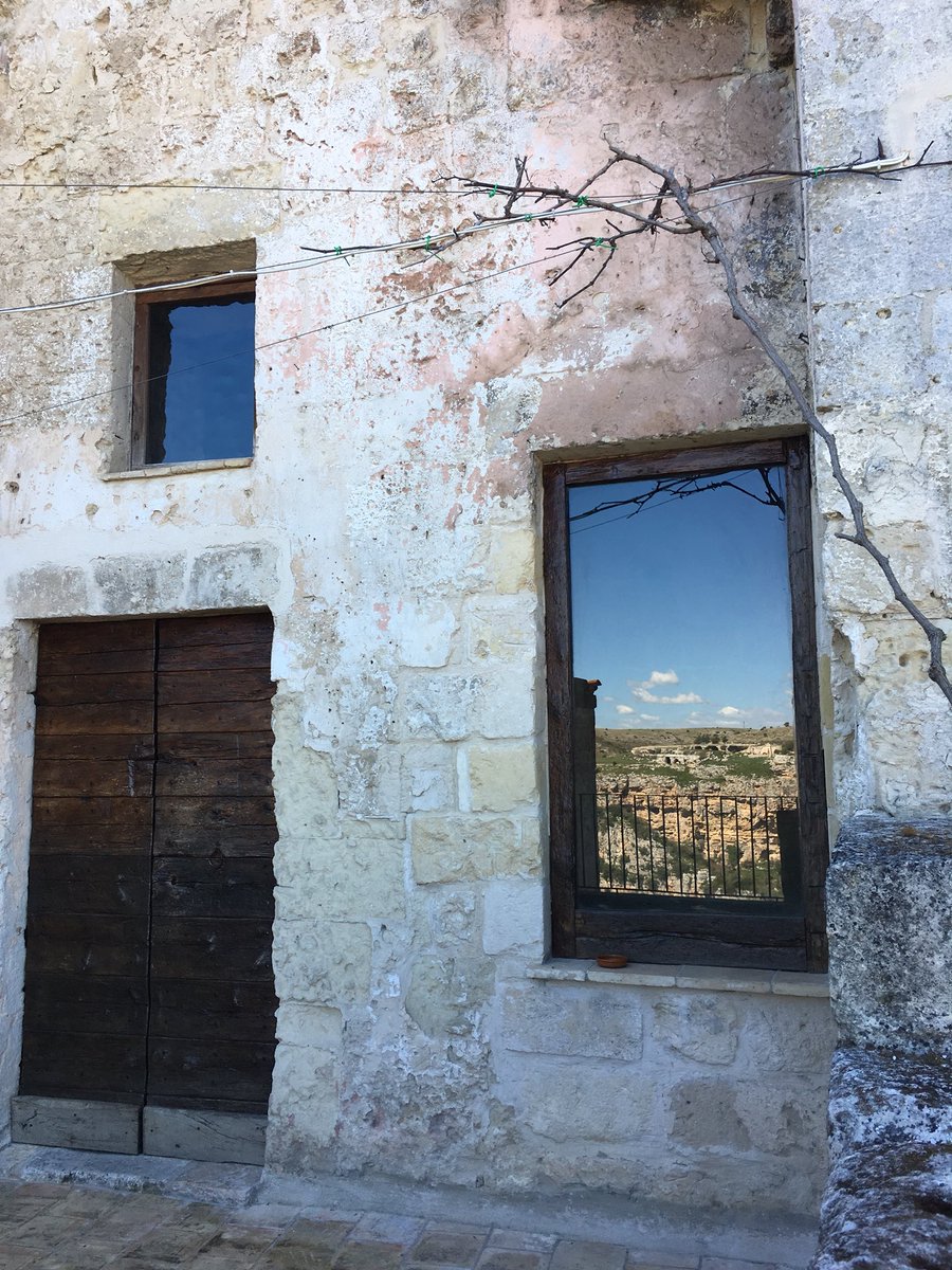 Giadafil's tweet photo. “Vivo ormai nelle cose che i miei occhi guardano “ V. Bodini #matera #grottedellacivita https://t.co/heObZdckgx