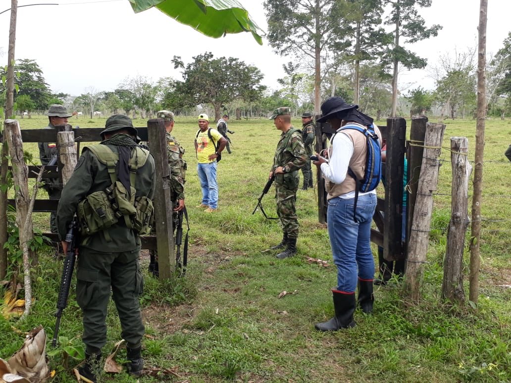 Ejercito_Div7's tweet photo. #BatallónVélez #Brigada17 en coordinación con la @PolicíaUraba @URestitución realiza acompañamiento, reconocimiento y medición de tierras en la vereda #Paquema del Municipio de #Turbo #Antioquia https://t.co/okg78sQlap
