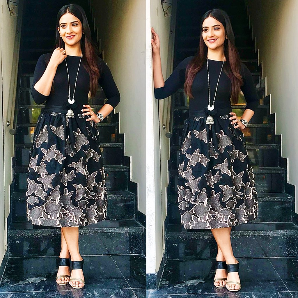 Aditidevsharma's tweet photo. #golukbugnibanktebatua Promotions in #chandigarh ! Wearing : @hmindia Neckpiece : #RitikaSachdeva Heels : @monrowshoes @PRPundit_India HMU : #IshanMalhotraMakeOver & Styling : @RajitKumra #RythamBoyz @KarajGill @IamAmrinderGill @HarishVerma_ https://t.co/a5oFZHwuQB