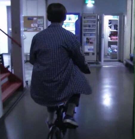 youniversenamu's tweet image. Yo entrando al hashtag // yo después de leer las teorias 

#BTSGlitchParty