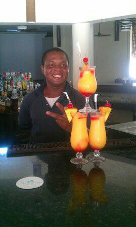 Unos cócteles así de apetitosos los esperan en el Hotel Memories Splash de Punta Cana. Pude tu cotización y viaja con nuestro plan Viajes 4x3, viajan 4 y solo pagan 3