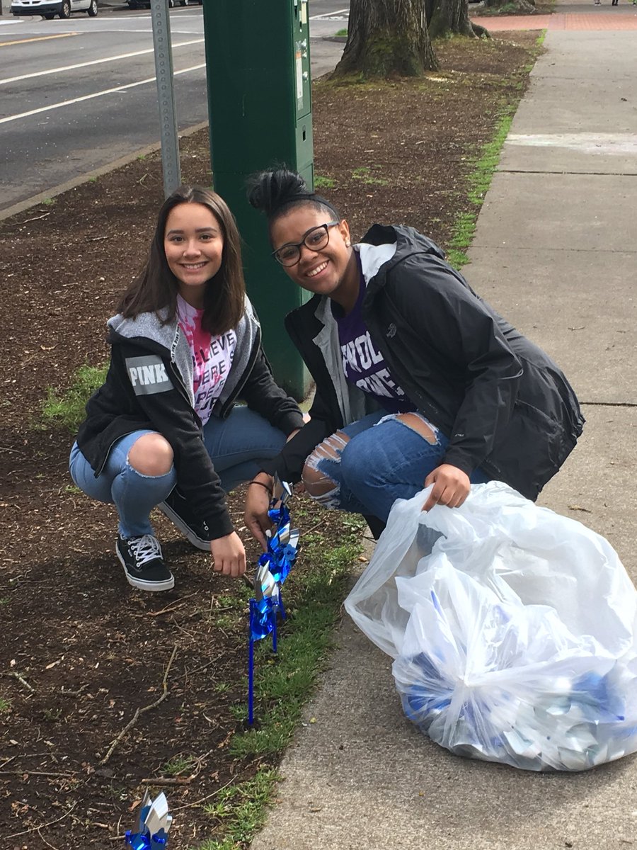 ChildJusticeCtr's tweet photo. TY to our friends and supporters for helping us plant #bluepinwheels for #NationalChildAbusePreventionMonth! @BGCA_Clubs of SW WA, @ClarkCoWA, @evergreenps, https://t.co/TkmpFg8zK6, @Heritage_HS, @iQcreditunion, @JanusYouth, @NWCAVE, @StellarGroupWRE, @VancouverUS, @WACorrections https://t.co/aXpZiQy739