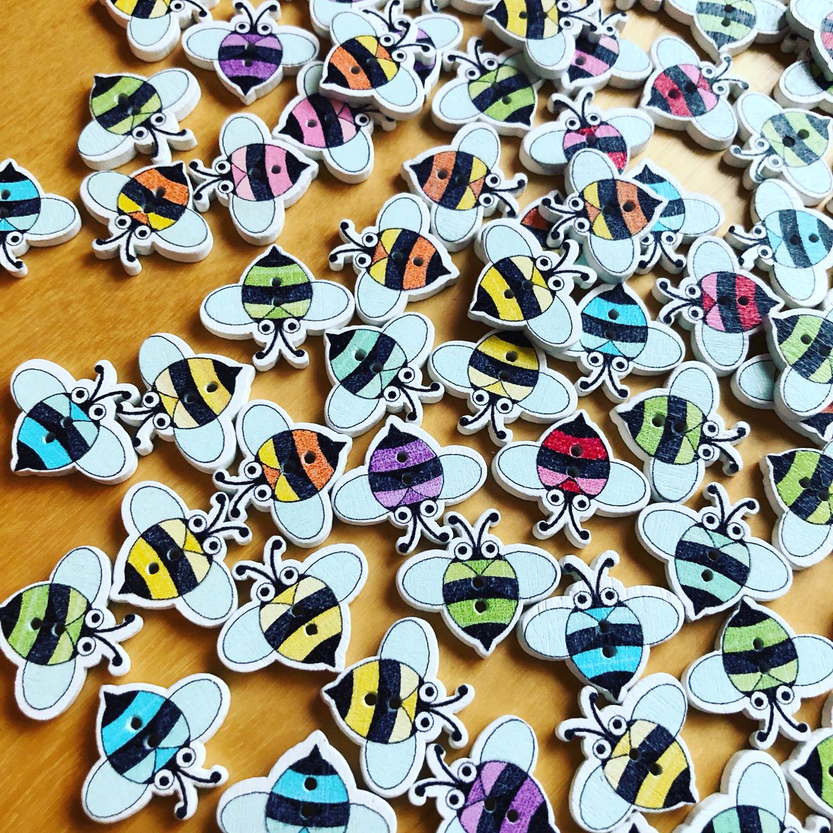 MrsBBoutique's tweet photo. πππ NEW BUTTONS πππ
Bright coloured busy bee buttons. Β£1.15 (+ postage) for a mixed bag of 20. 20mm πππ
#newbuttons #beebuttons #busybee #bees #buttons #buttonsupply #buttonsupplies #crafts #craftsupplier #craftsupplies #handmade #sewing #mrsbellesboutique https://t.co/YvHp9IypLn