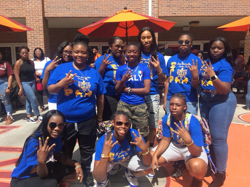 dvddyjuice_'s tweet image. I’m so proud I had the opportunity to be apart of that is wonderful journey with these beautiful young ladies 💛💙 #ProStatus #DripSZN 💧