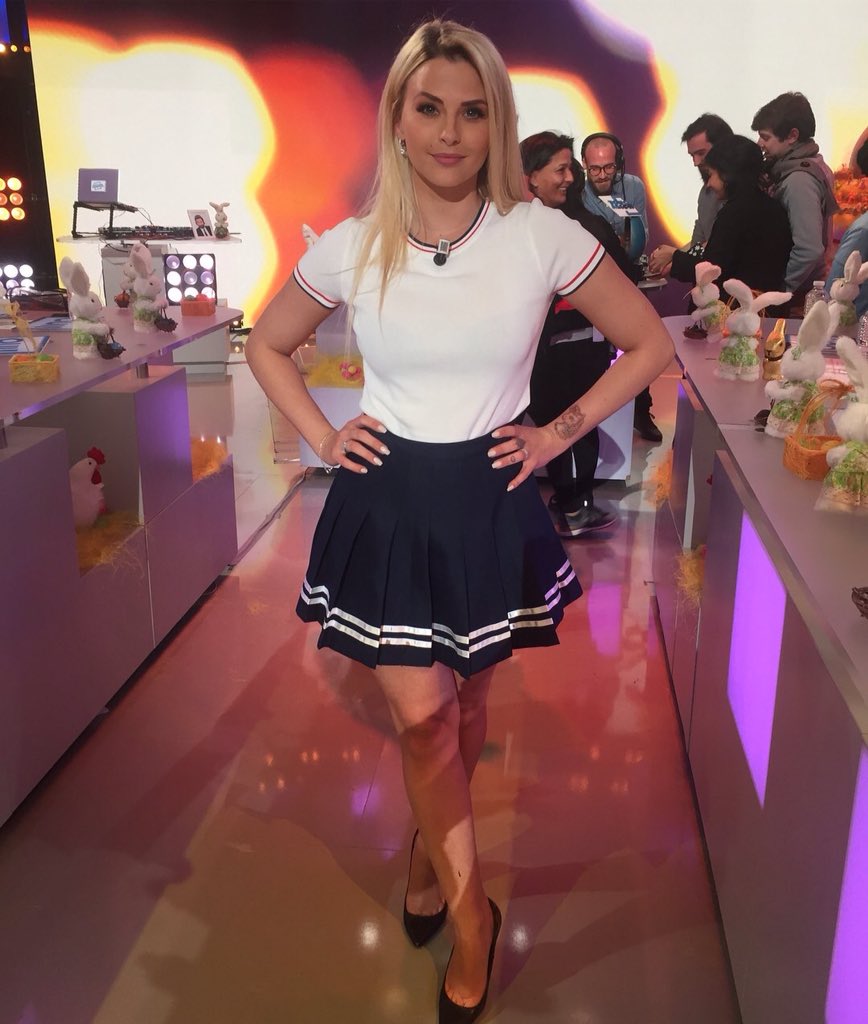 KELLYACTU's tweet photo. Les rageux / jaloux j'attends vos commentaires sur sa silhouette, son make up, sa coiffure, sa tenue, sa façon de poser ou je ne sais quoi d'autres encore 😂

Perfect @kelly_vedovelli 😍😘 https://t.co/eEDy9G2qMd