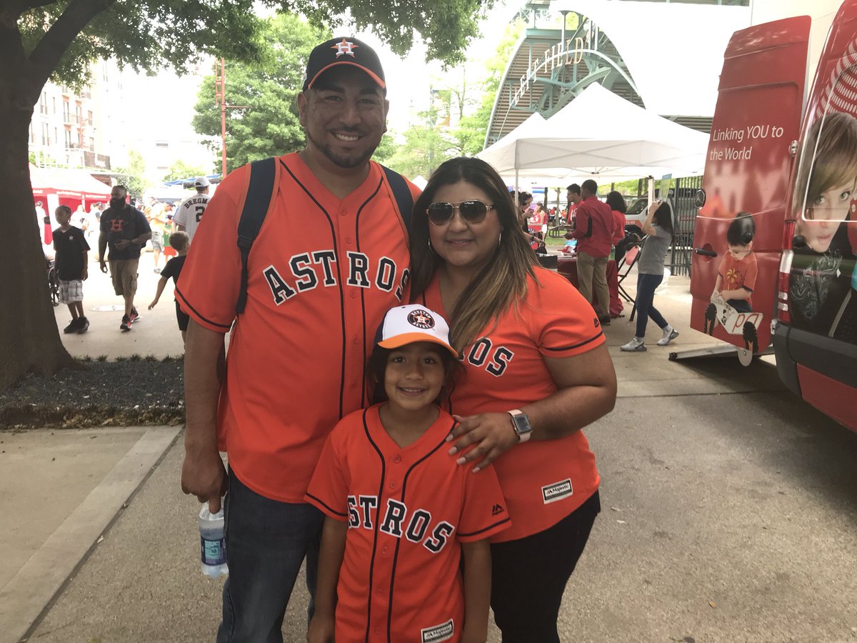 abc13houston's tweet photo. What a welcome home celebration for your @astros! These fans are ready for a victory! #AstrosHomeOpener #neversettle https://t.co/LsW5pngRpY