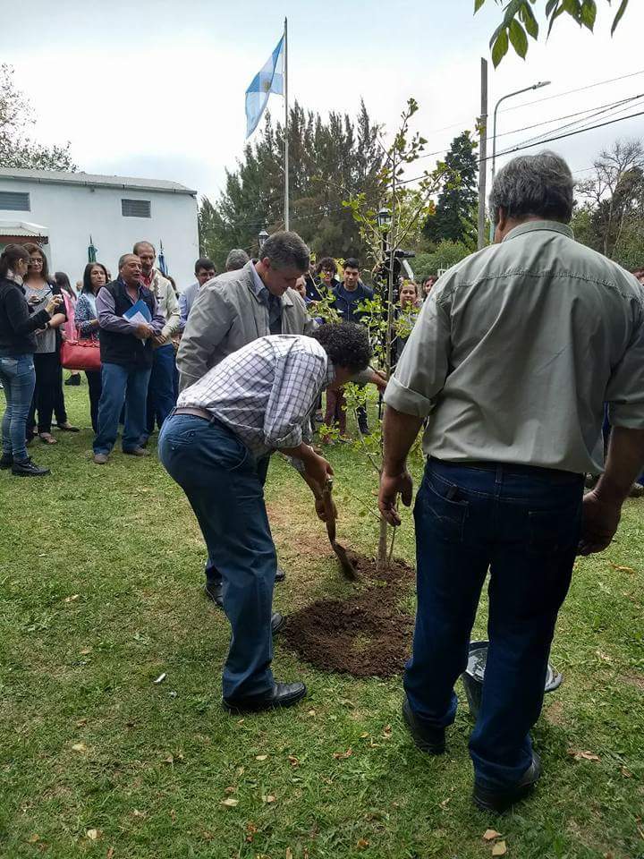 HCDGralRod's tweet photo. Esta mañana, los concejales de Gral. Rodríguez acompañamos a nuestros héroes locales. https://t.co/QDindDDVBK