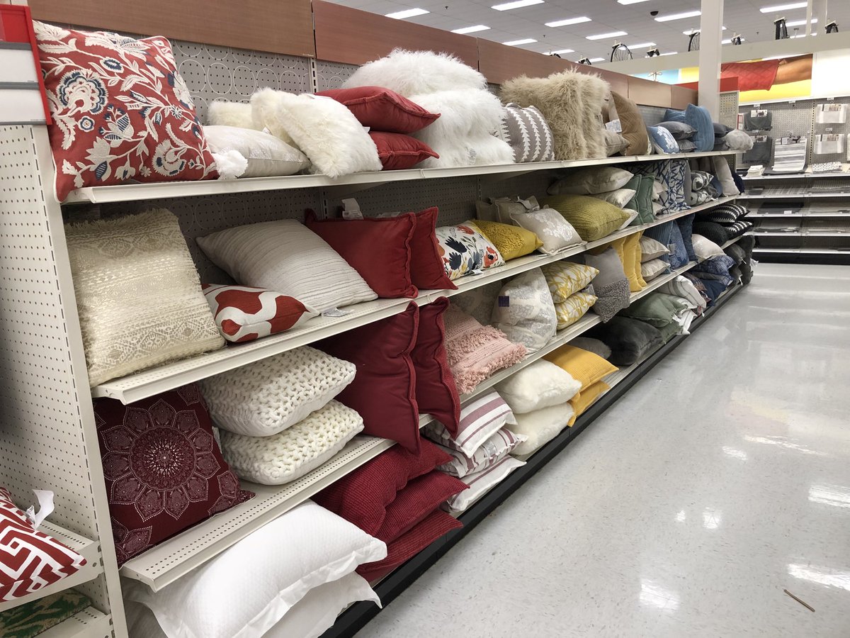 dairaliz's tweet photo. TM Lisa helped me superzone the pillow aisle today! #roygbiv #t0530 @alisonjstephen @JulieEnglar @GuzinskiTim @lizcomfort https://t.co/J5imq0X04B